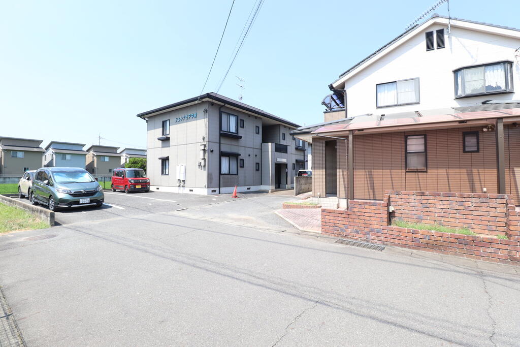 建物外観　小学校近くの2DKです！