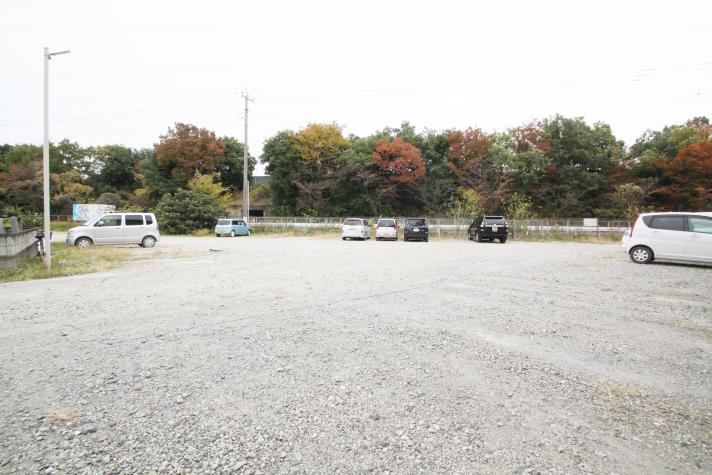 駐車場　駐車場は各部屋1台無料。2台目はご相談ください。