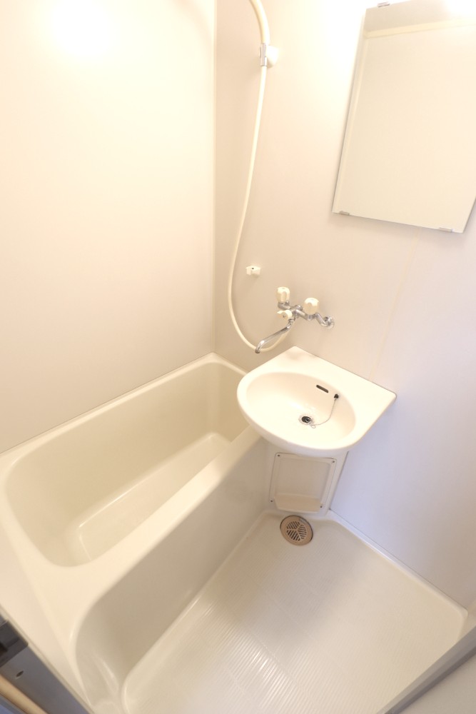 バス・シャワールーム　清潔感のある白を基調としたお風呂場です。