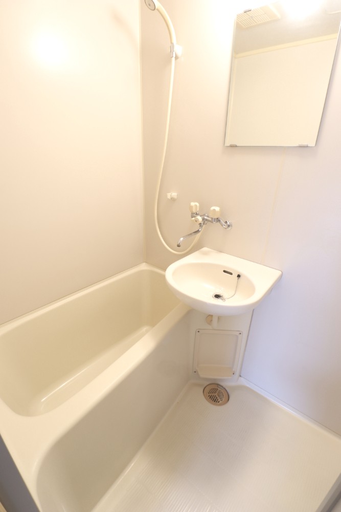 洗面設備　清潔感のある白を基調としたお風呂場です。