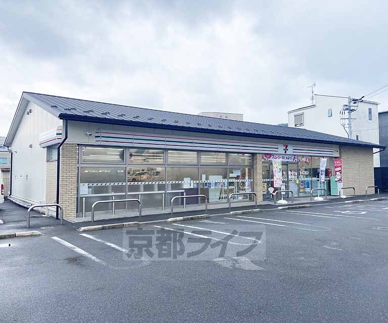 【京都市右京区嵯峨蜻蛉尻町のアパートのコンビニ】