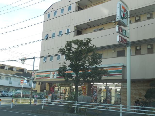 コンビニ　セブンイレブン（コンビニ）まで270m