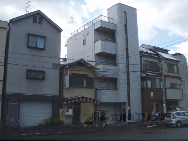京都市右京区嵯峨五島町のマンションの建物外観