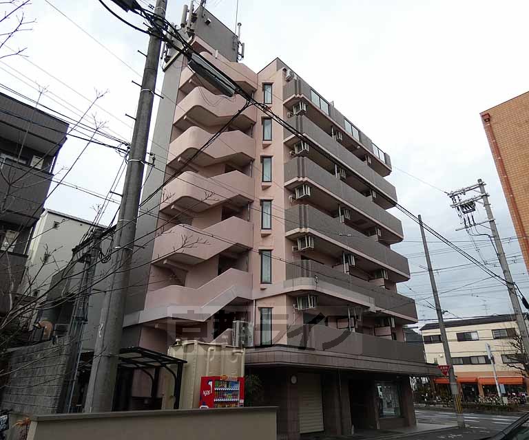 京都市北区衣笠東御所ノ内町のマンションの建物外観