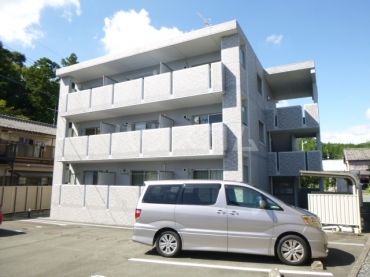 浜松市天竜区次郎八新田のマンションの建物外観