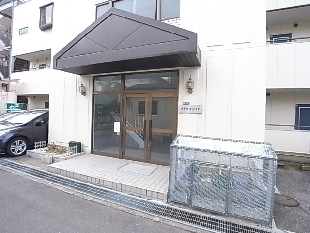 【川西市山下町のマンションのエントランス】