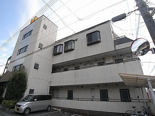 川西市山下町のマンションの建物外観