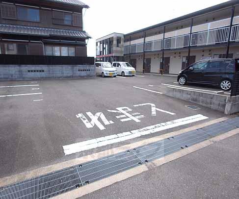 【八幡市川口扇ノ芝のアパートの駐車場】