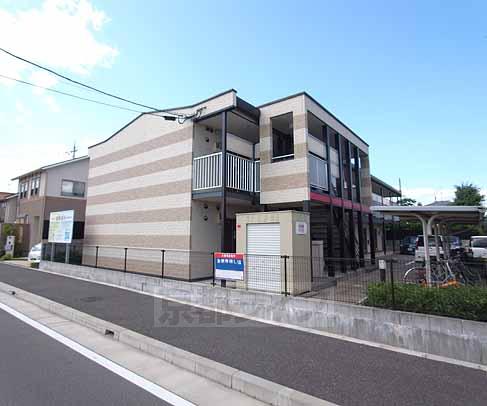 八幡市川口扇ノ芝のアパートの建物外観