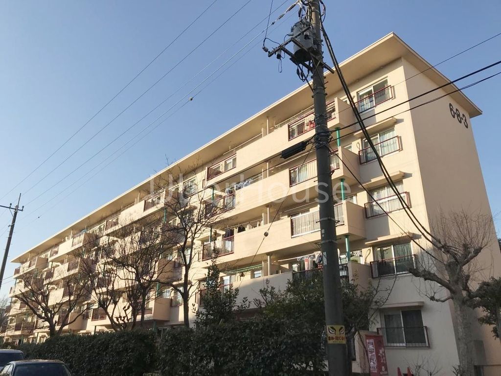 町田市鶴川のマンションの建物外観