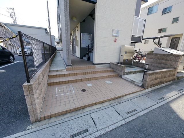 【さいたま市中央区上峰のマンションのエントランス】