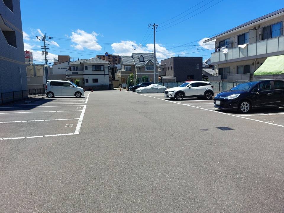 【松山市来住町のマンションの駐車場】