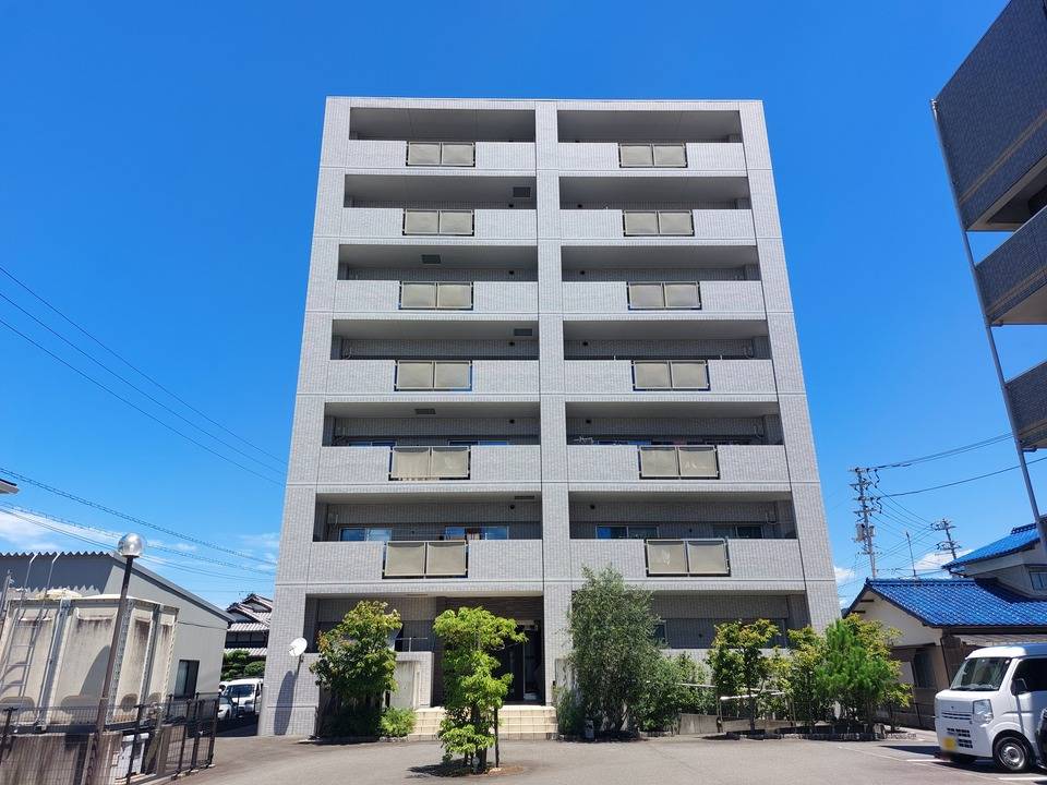 松山市来住町のマンションの建物外観