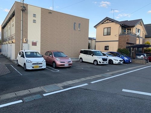 【レオネクストアゴーラの駐車場】