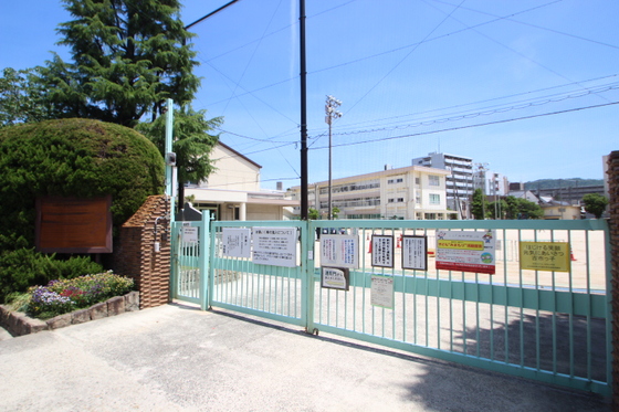 【広島市安佐南区古市のマンションの小学校】