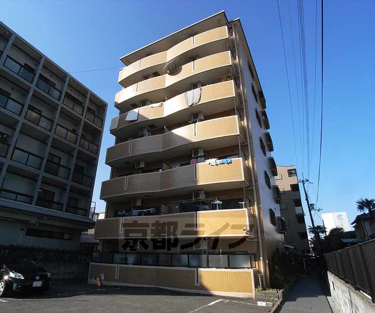 京都市南区上鳥羽高畠町のマンションの建物外観