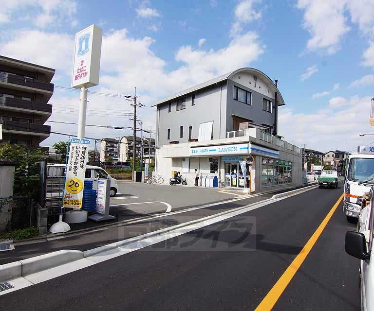 【京都市伏見区深草直違橋２丁目のマンションのコンビニ】