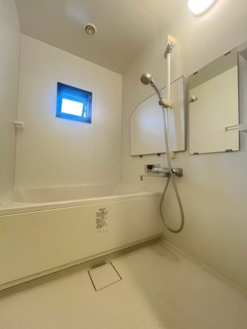 バス・シャワールーム　落ち着いた空間のお風呂です