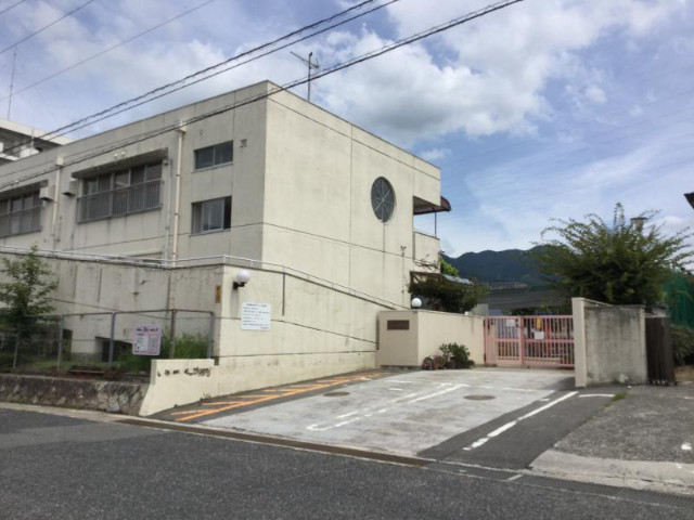 幼稚園・保育園　真亀保育園（幼稚園・保育園）まで147m