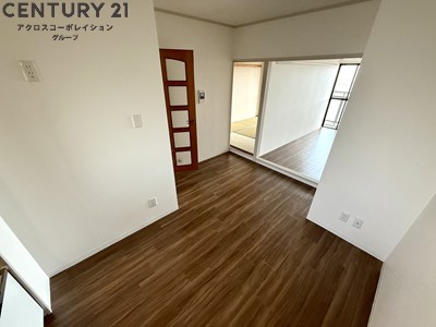 居室・リビング　床色が落ち着いた色合いで、とてもきれいです。