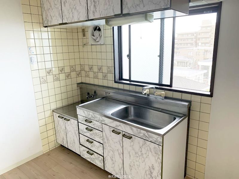 キッチン　同建物の別部屋の写真です。