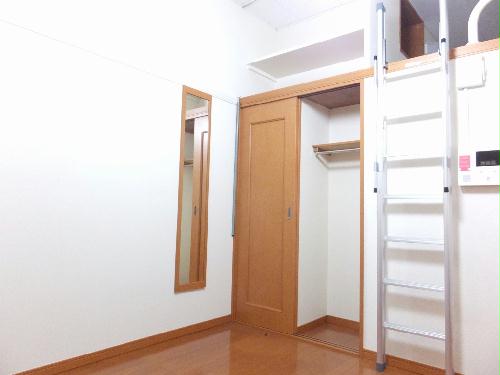 収納　クローゼットはポール付です。