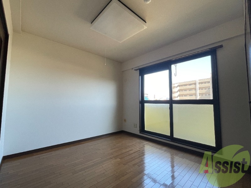 その他部屋・スペース　こちらは５．５帖の洋室です。大きな窓があるので寝室にどうぞ。