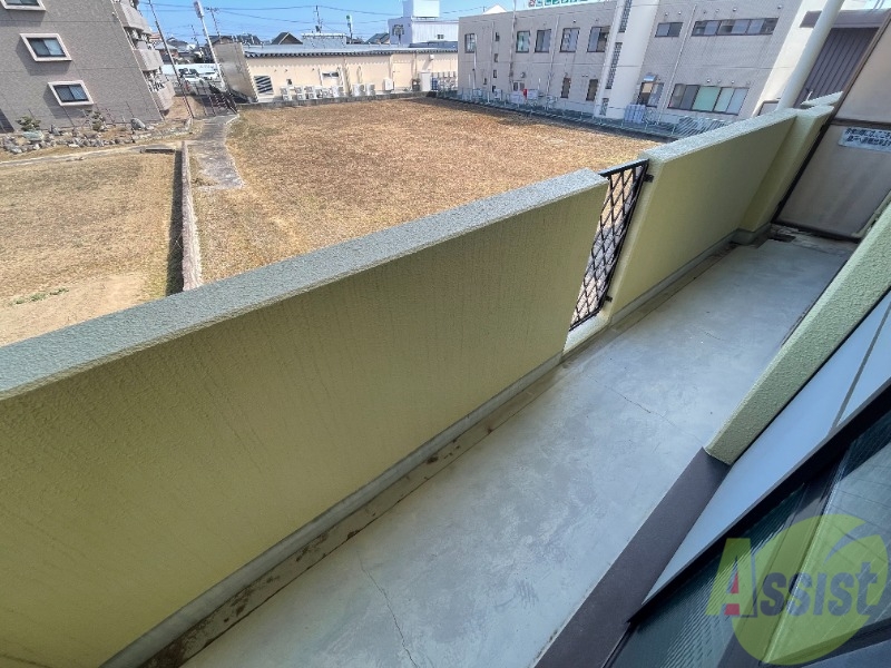 バルコニー　晴れている日の洗濯物はこちらのバルコニーでどうぞ。