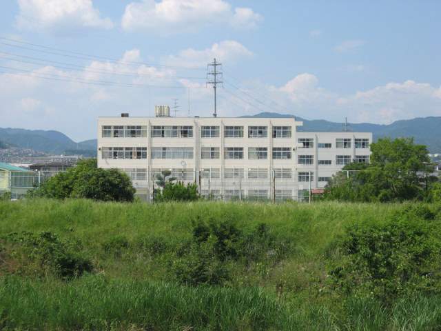 小学校　高槻市立真上小学校（小学校）まで464m