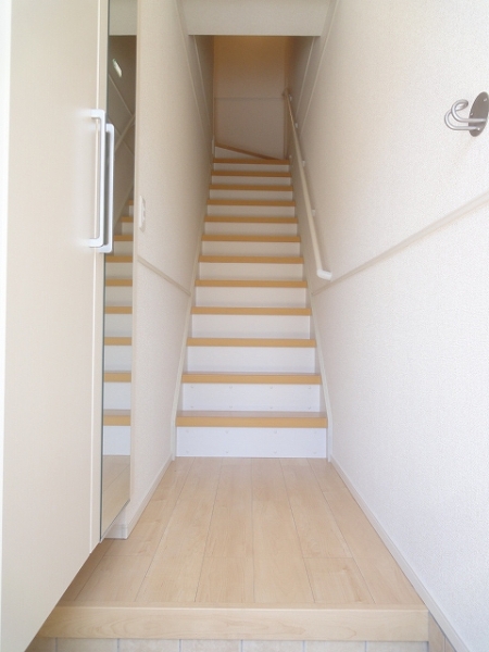 玄関　手すり付きで安心です。