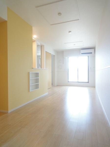 居室・リビング　明るく広々リビングはダイニングテーブルとソファーを設置可