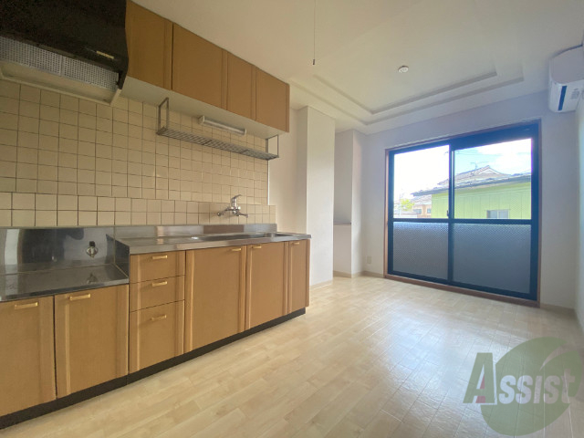 居室・リビング　７．１帖のダイニングキッチン。ご飯を食べるお部屋ですね。