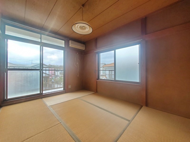 居室・リビング　照明・エアコン付きの和室です。
