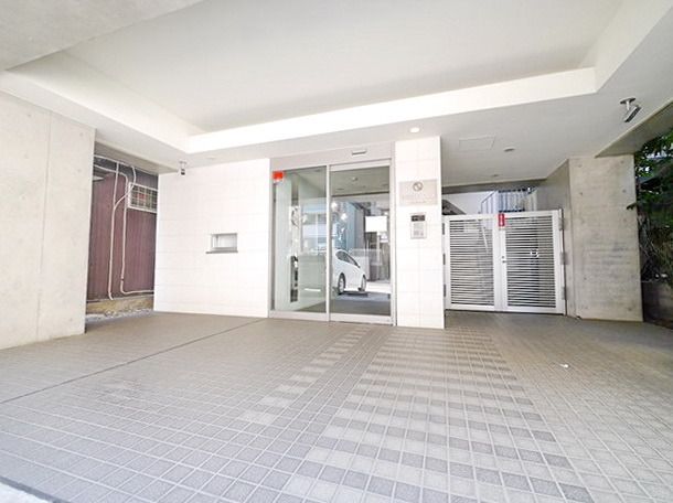 エントランス　★建物入り口前★