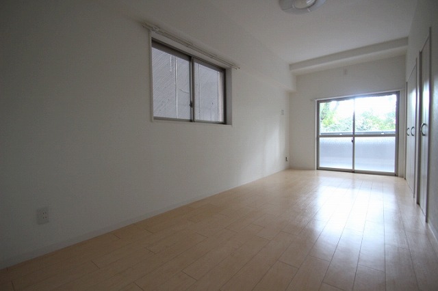 居室・リビング　同物件、別号室のものです。