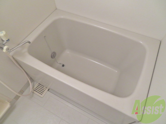 バス・シャワールーム　ゆっくり入れそうな大きさのお風呂ですね～。