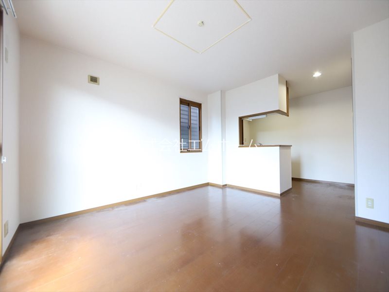 居室・リビング　ＬＤＫ13.5帖　カウンターキッチン　南面バルコニー