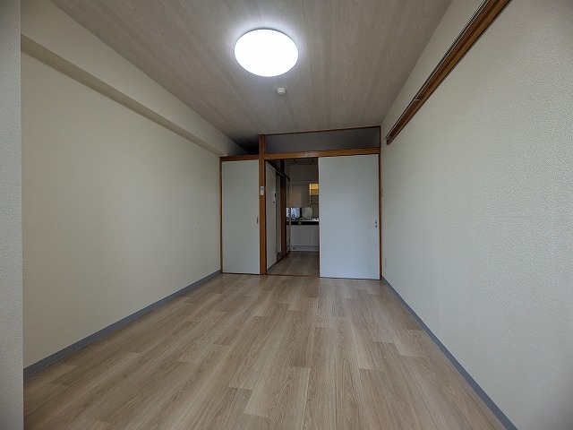 居室・リビング　同物件、別号室のものです。