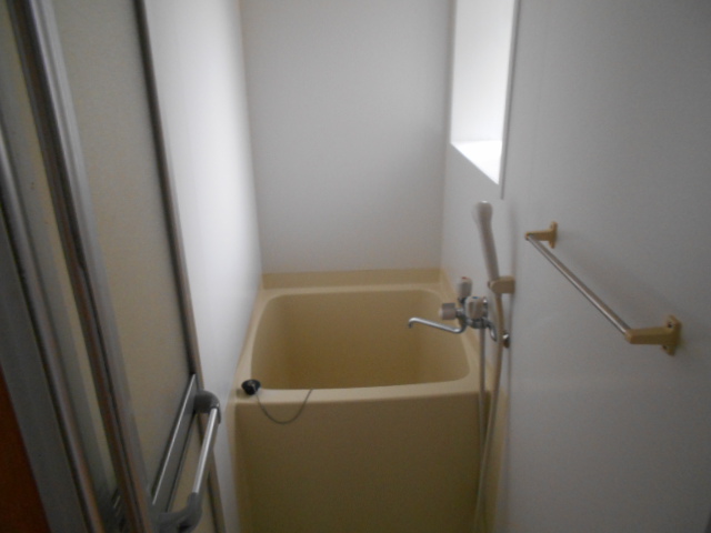 バス・シャワールーム　コンパクトで使いやすいお風呂です
