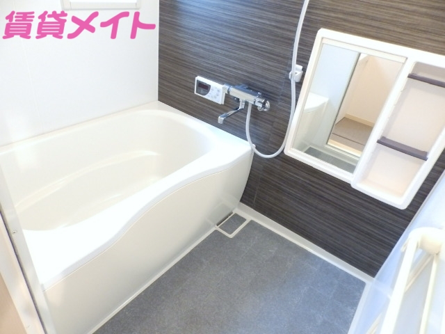 バス・シャワールーム　別部屋の写真となります