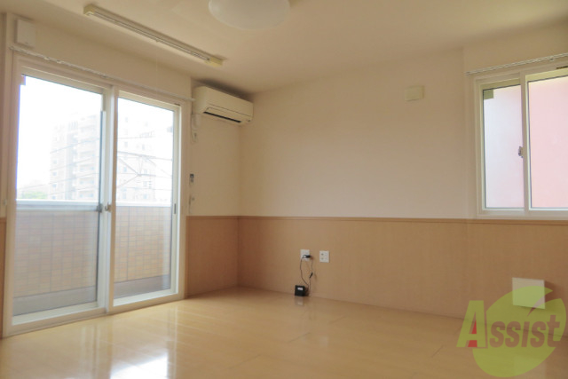 居室・リビング　１０帖のリビングです。窓が大きく光が差し込みますね。