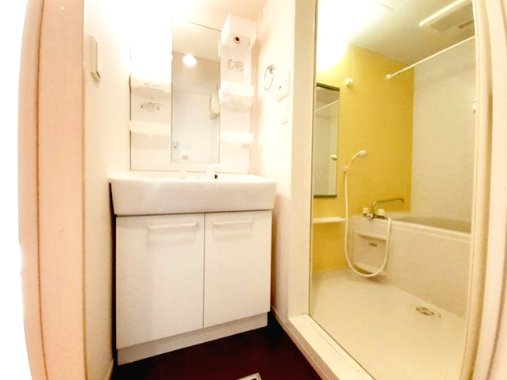 洗面設備　明るい洗面所です