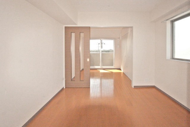 居室・リビング　広々とした洋室