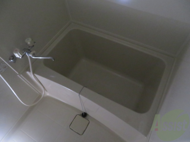 バス・シャワールーム　バスルームは狭すぎず、シャワーも浴びやすそうです。