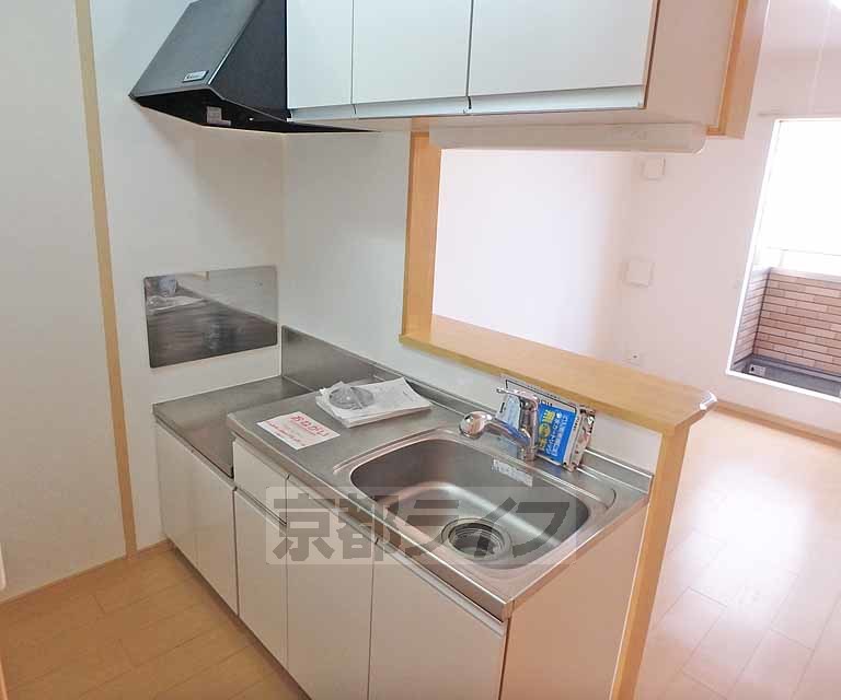 キッチン　壁に向かわず炊事ができます