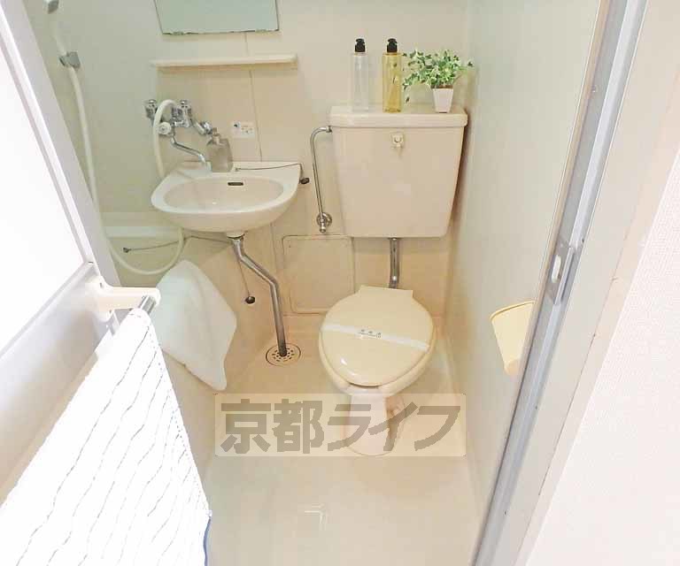 トイレ　トイレスペースもすっきりしています。