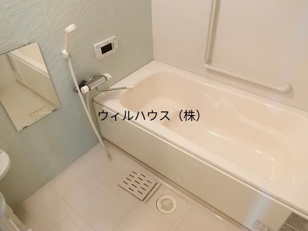 バス・シャワールーム　浴室乾燥機、追い焚き機能付きバス！