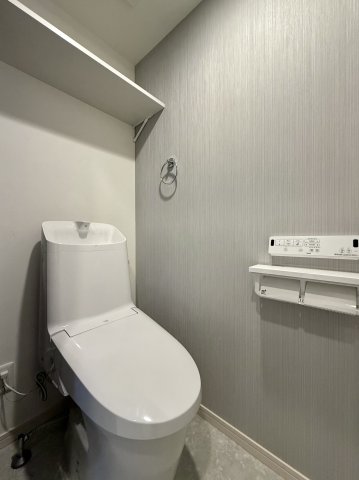 トイレ　落ち着いた色調のトイレです