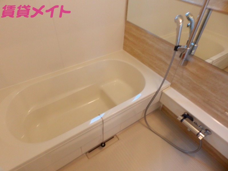 バス・シャワールーム　別部屋反転参考写真です