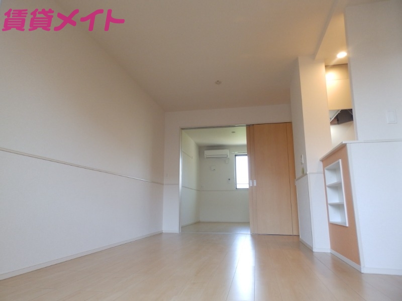 居室・リビング　別部屋反転参考写真です